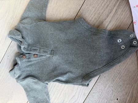 Primark Baby Bodys Langarm mit Knopfleiste, 2 Stück (grau me
