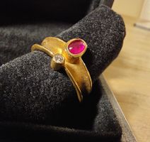 Goldring 18 Kt mit Rubin-Cabochon und Brillant
