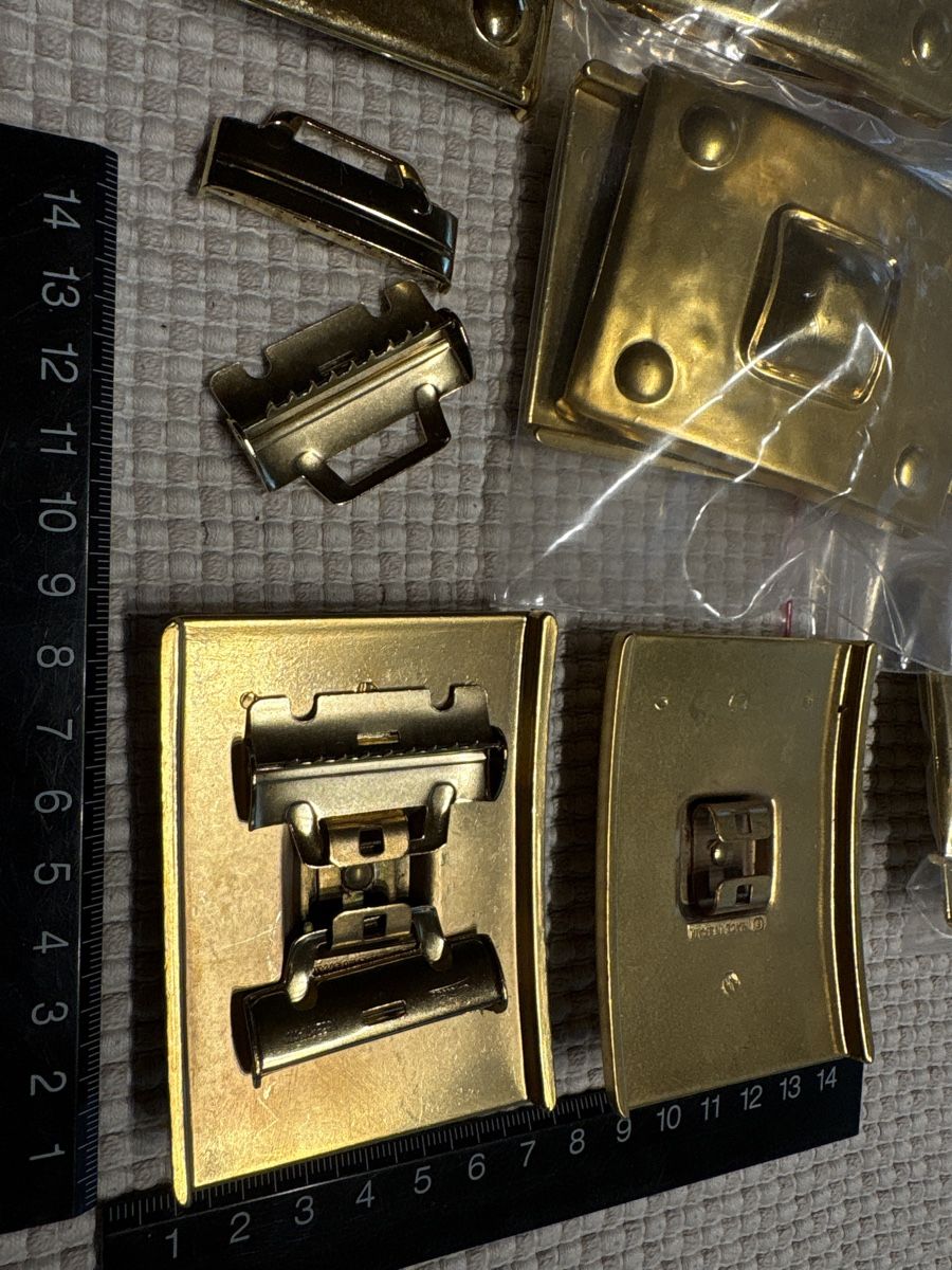 Fibbie per cinture: 18 Gürtelschnallen gold farbig – Usato da Rümlang venduto da resale35 1