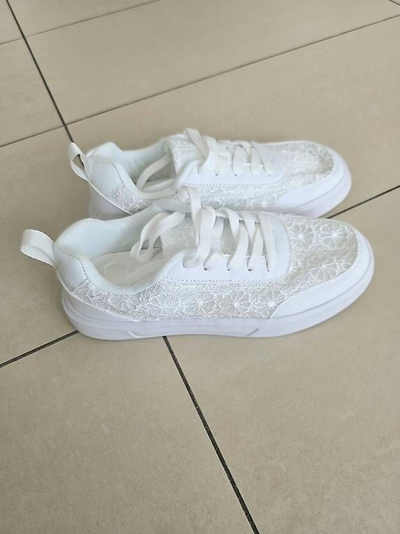 Scarpe per ragazze: Sneaker weiss mit Stoff – Usato da Dierikon venduto da fel_kt9h 2