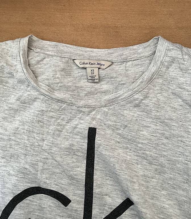 T-shirts: Calvin Klein T-shirt – D'occasion à Biel/Bienne par flu_6hgp 2