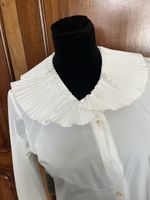 Blusa bianca con collo e polsini in plisse’