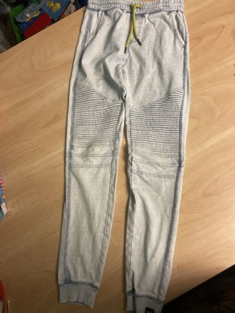 Coole, hellblaue Jogginghose, Grösse 140 für den Frühling!