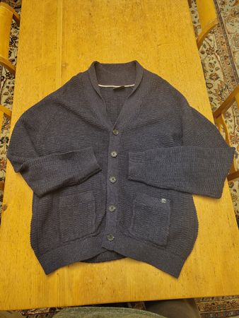 Blaue Strickjacke