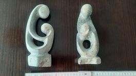 2 Steinskulpturen: handgemacht, massiv; Mutter und Kind