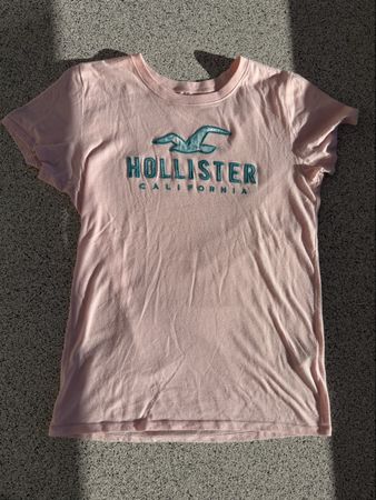 T-shirt Hollister rose avec logo bleu