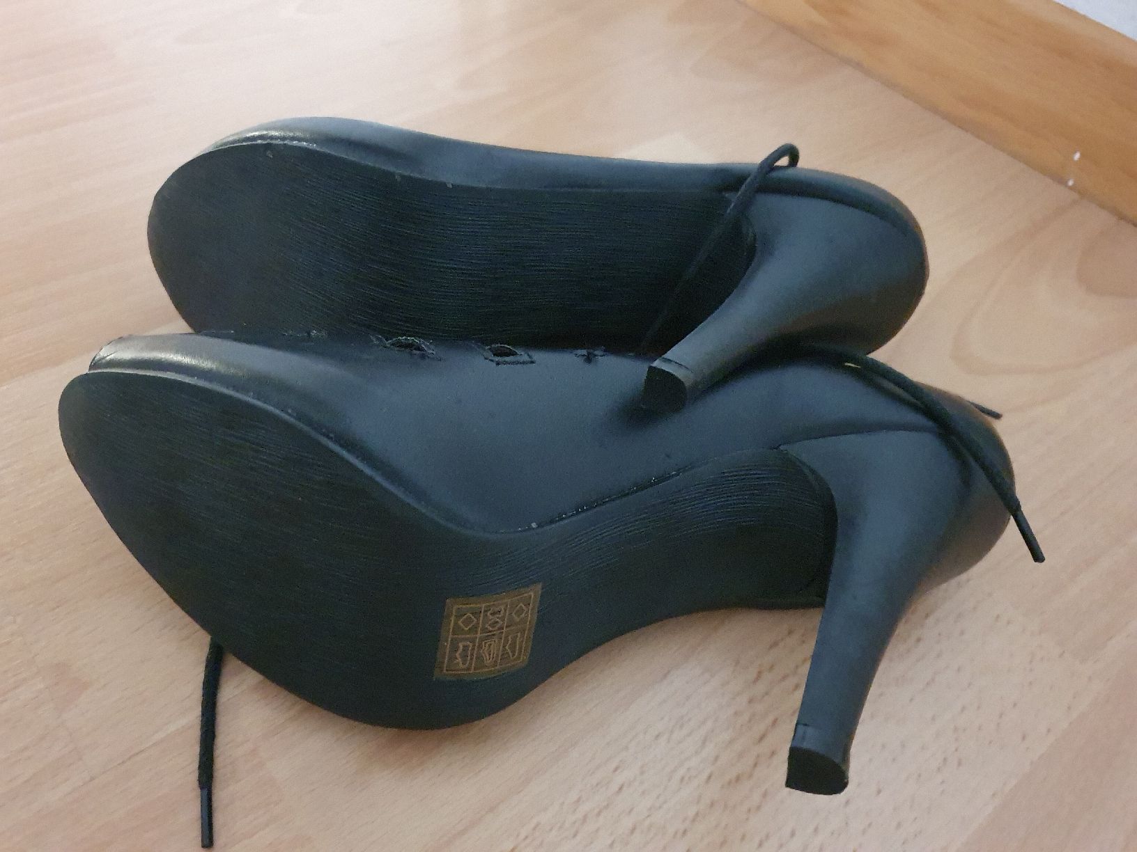 Scarpe da donna: neue schwarz Pumps mit Schnürsenkel – Nuovo e nell'imballaggio originale da St. Gallen venduto da 1811123 2