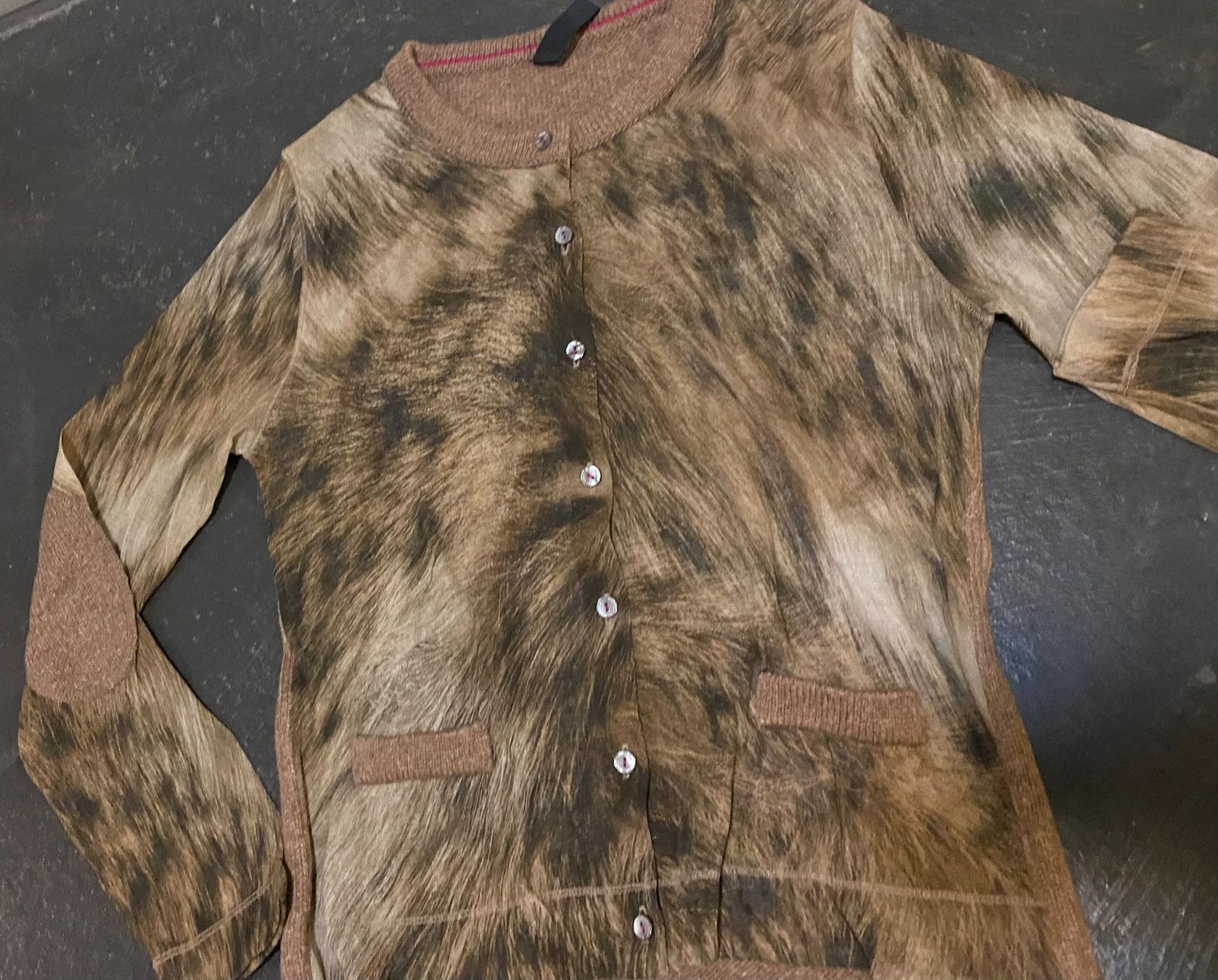 Marc Cain Giacche: Strickjacke Marc Cain mit Muster M – Nuovo (secondo la descrizione) da Chur venduto da simhofstr 2