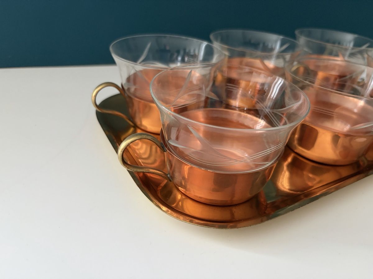 Set di piatti: Tee-Set 6 Glasbecher mit Kupferhalterung und Messing Tablett – Usato da Winterthur venduto da silen 1