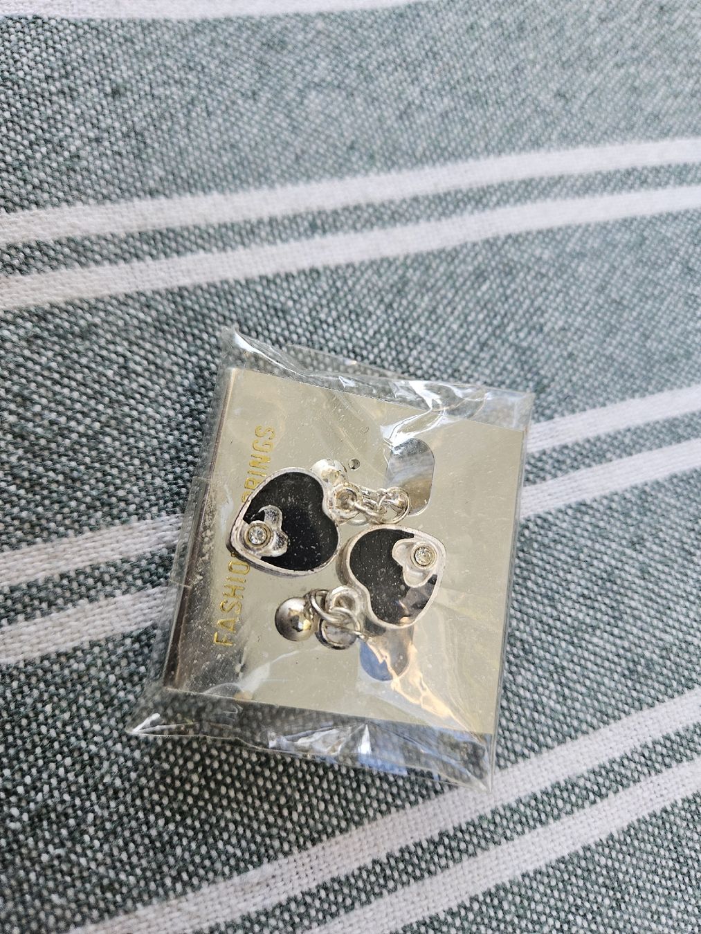 Ohrringe & -stecker: Ohrringe Herzform mit Stein neuwertig verpackt – Neu und originalverpackt aus Wettingen von Sk8ertomda 4