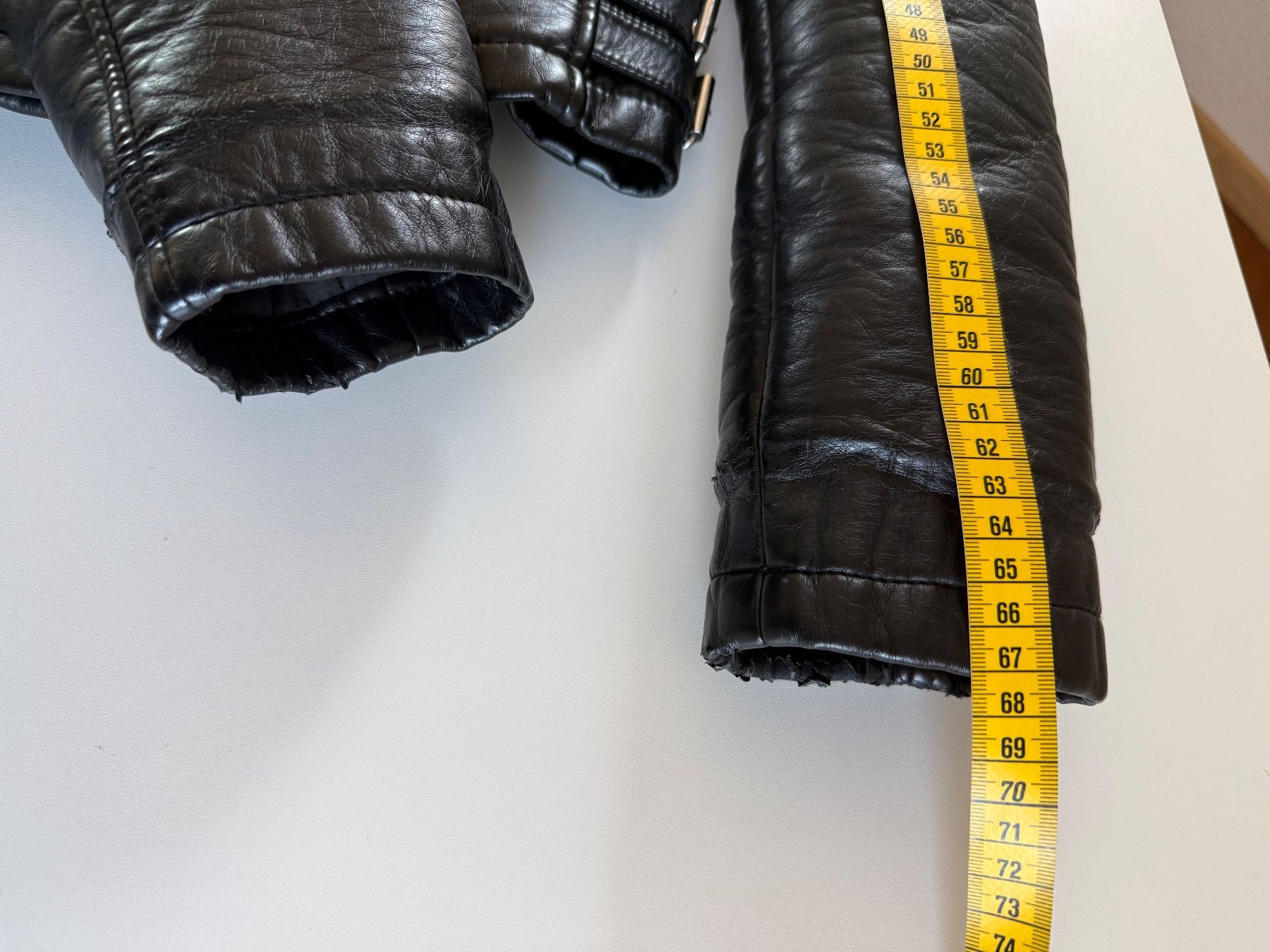 Guess Giacche: Guess Lederjacke Schwarz mit Fellkragen, Grösse M – Usato da Altendorf venduto da Elenaneagu22 6