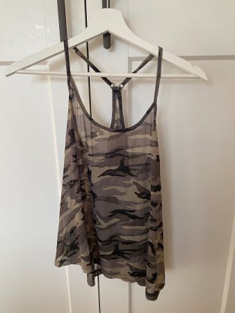Top Military Look Gr. XS (Etikett) allerdings relativ luftig