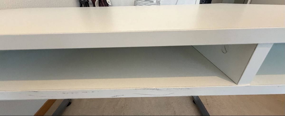 Bureaux: Weisser Schreibtisch mit Metallgestell – D'occasion à Kloten par alaned 6