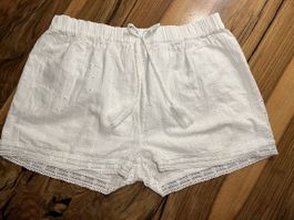 Sommerliche, weisse Shorts mit Lochstickerei, Grösse M