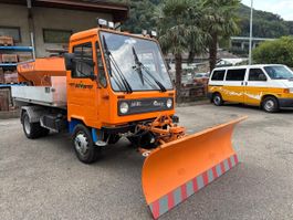 Autocarro Multicar con spazzaneve e spargisale