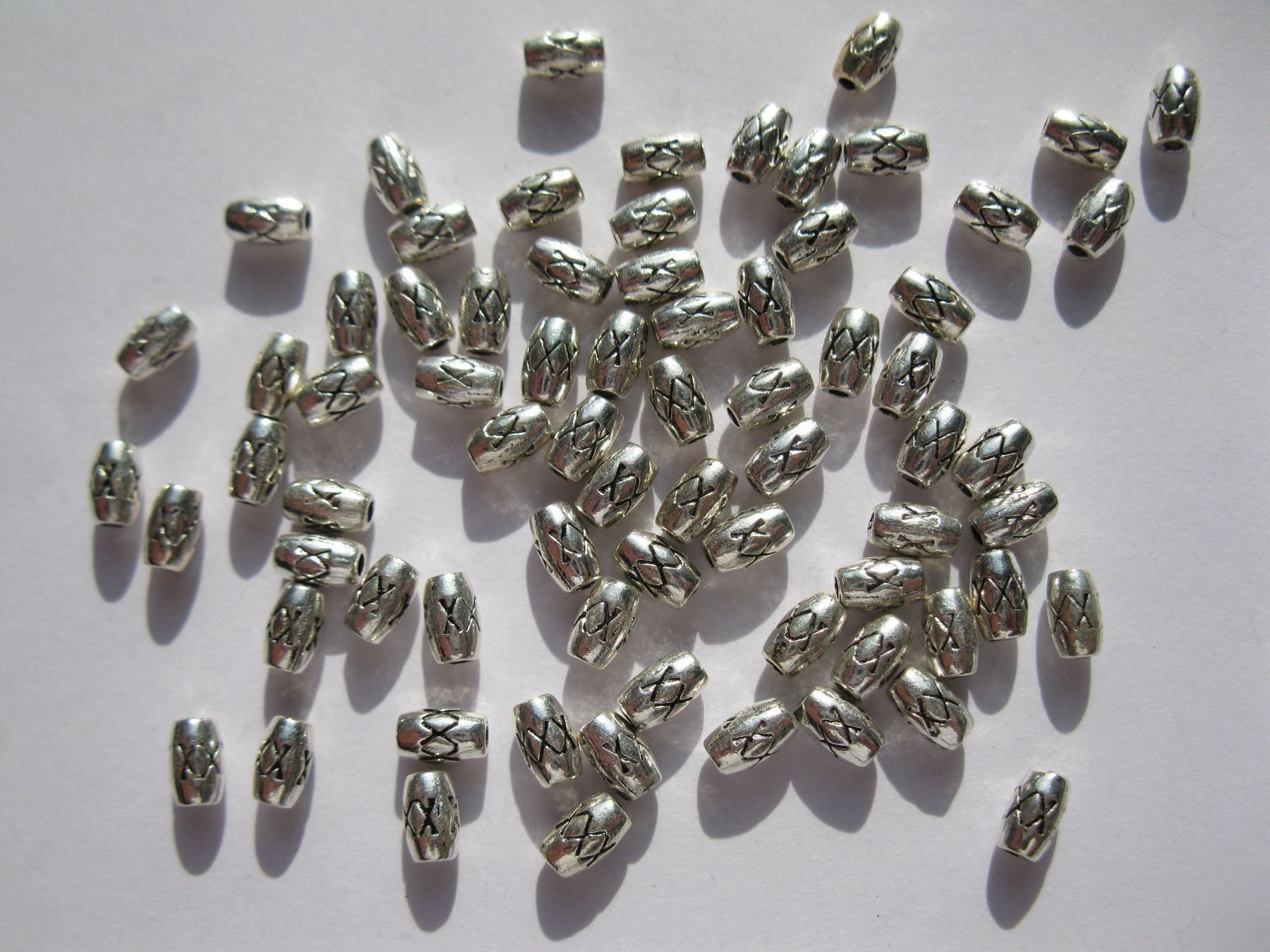Perle (finte): 100 Metallperlen gemustert, 6x3mm – Nuovo e nell'imballaggio originale da St. Margarethen TG venduto da LuanaKa 1