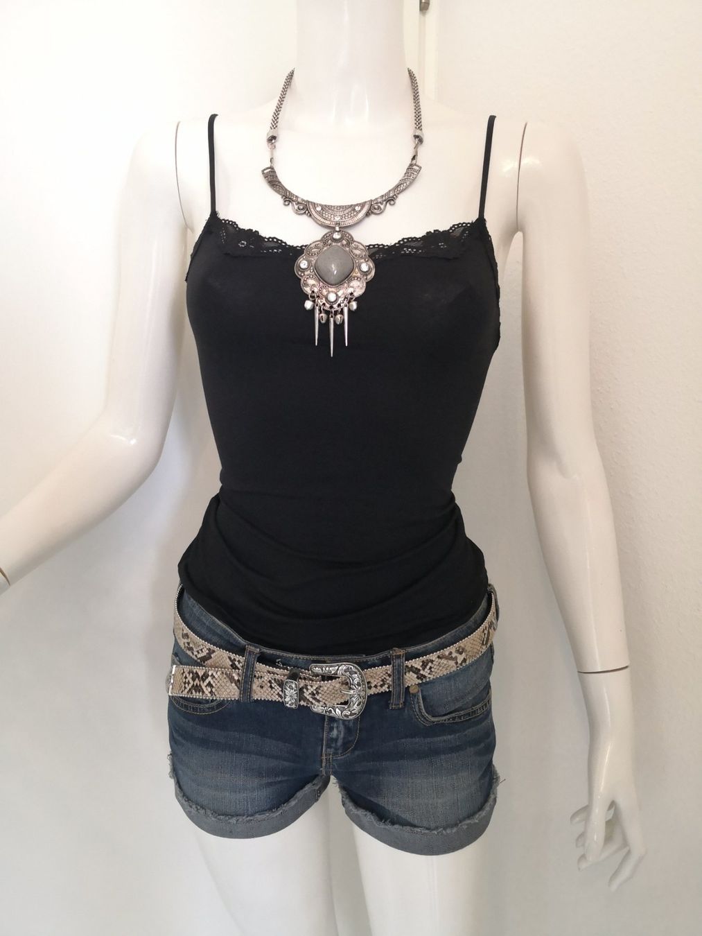 Mango Top: 🤩MANGO TOP STRETCH SCHWARZ MIT SPITZE – Nuovo (secondo la descrizione) da Olten venduto da Naja-Twins-Twins 2
