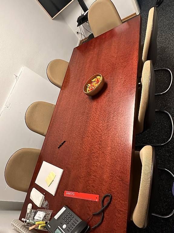 Tables: Offre belle table de réunion et chaises – D'occasion à Lausanne par apu_p8vy 4