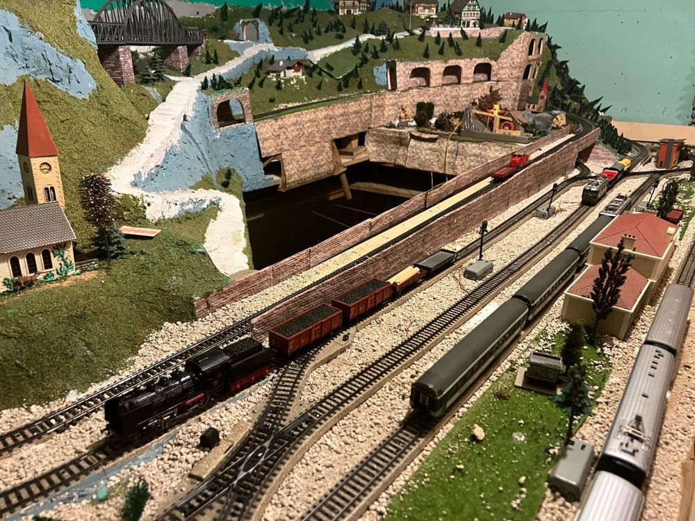 Maquette de petit train « Märklin » avec 5 locomotives 6