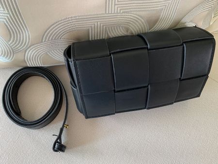 Stylische Bauchtasche/Clutch mit geflochtener Lederoptik