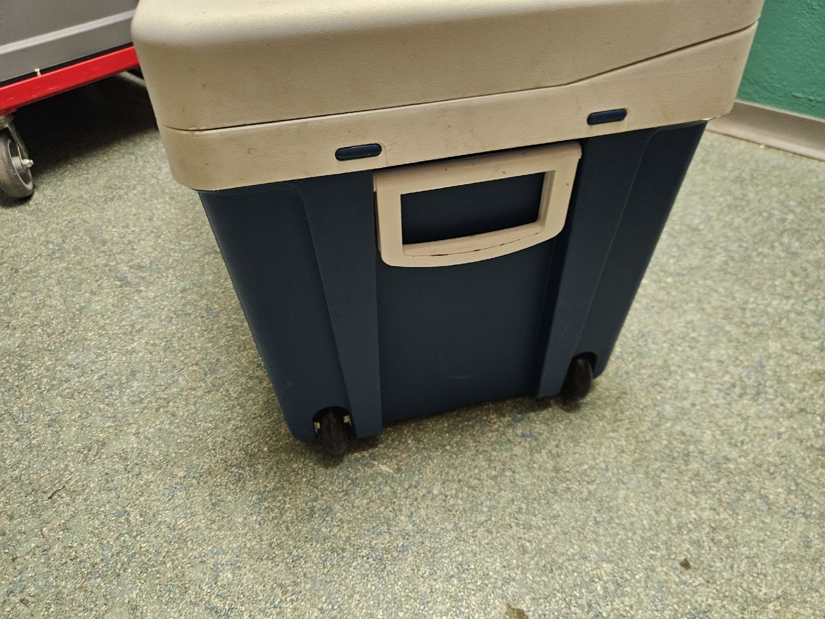 Kühlschränke & Kühlen: Kühlbox 12V / 220V mit Räder – Gebraucht aus Volketswil von Selamia 1