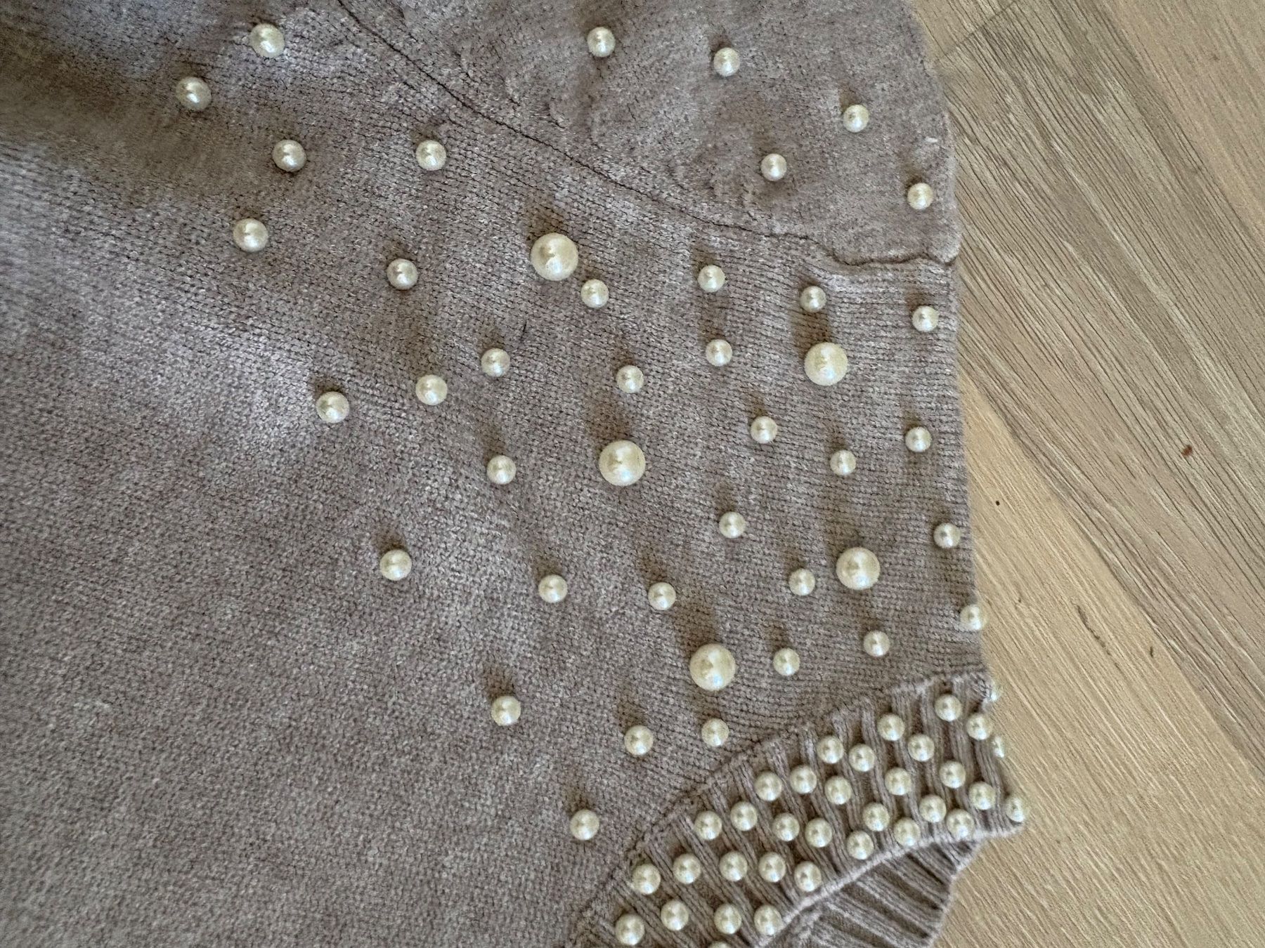Maglioni & Felpe: Pullover beige mit Perlen neu mit Etikett Grösse S – Nuovo e nell'imballaggio originale da Zürich venduto da Caffeinecat 1