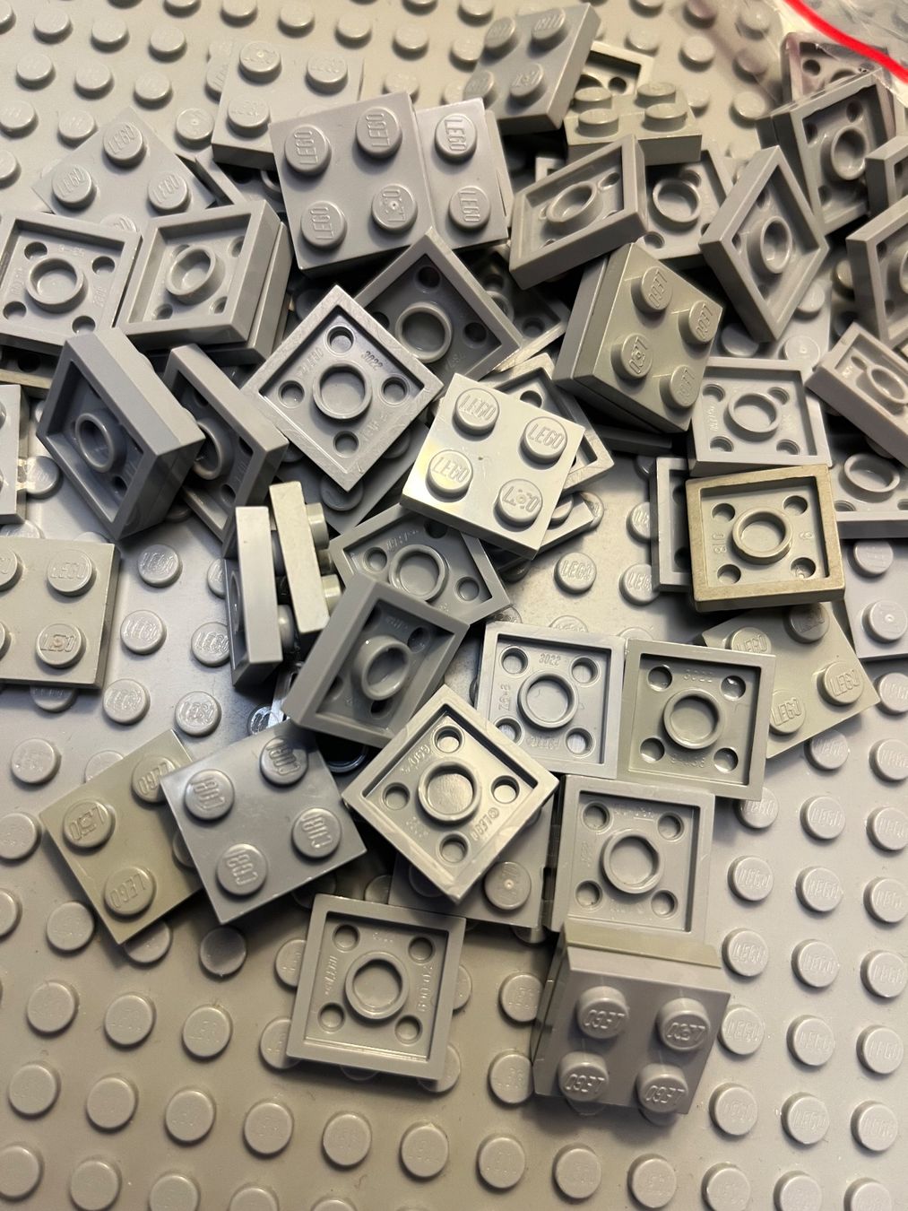 Lego Kit di costruzioni: Lego 50 x Platten 2x2 (3022) hellgrau – Usato da Basel venduto da Swi-7621
