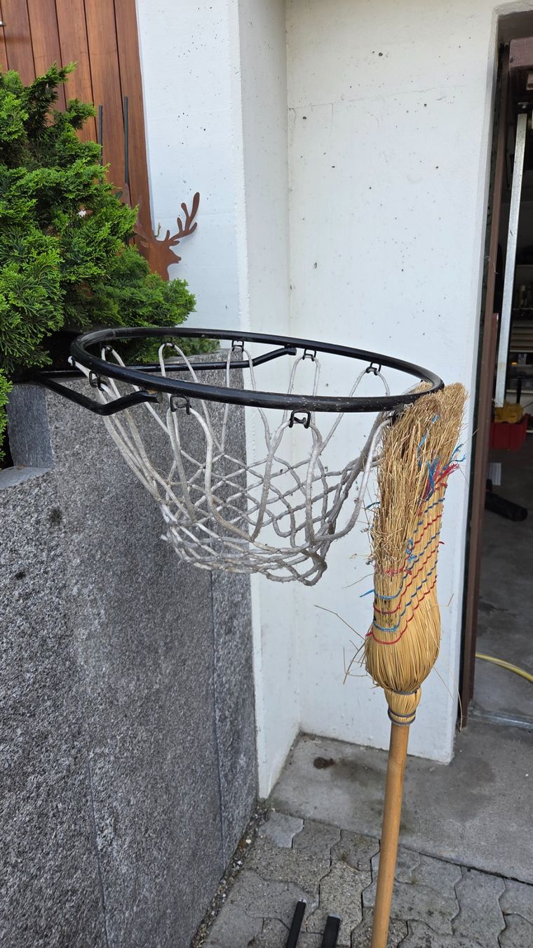 Basketballkörbe: massiver Basketballkorb – Gebraucht aus Wila von Smei