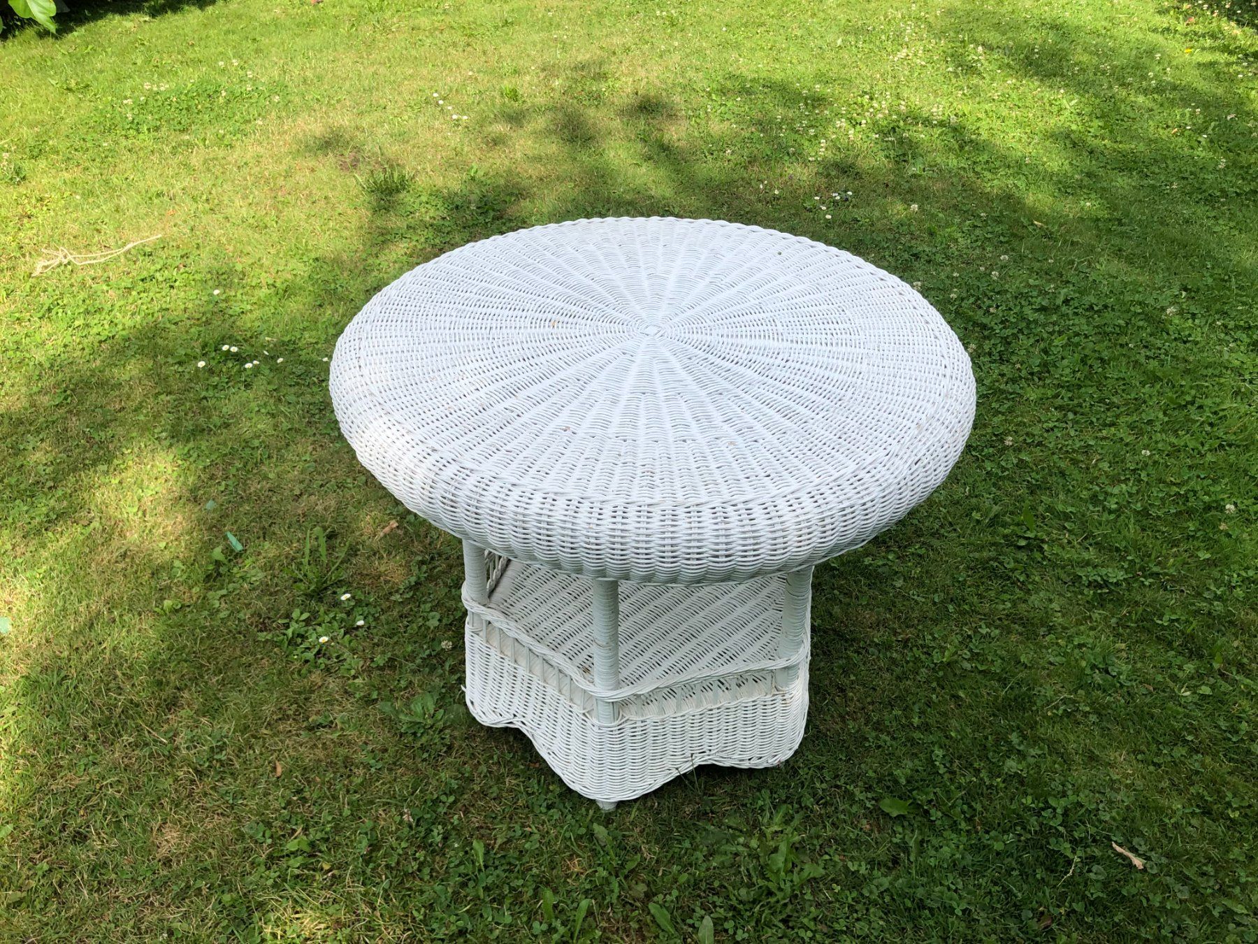 Tische: Beistellisch Weidengeflecht weiss – Gebraucht aus Goldach von Ady49