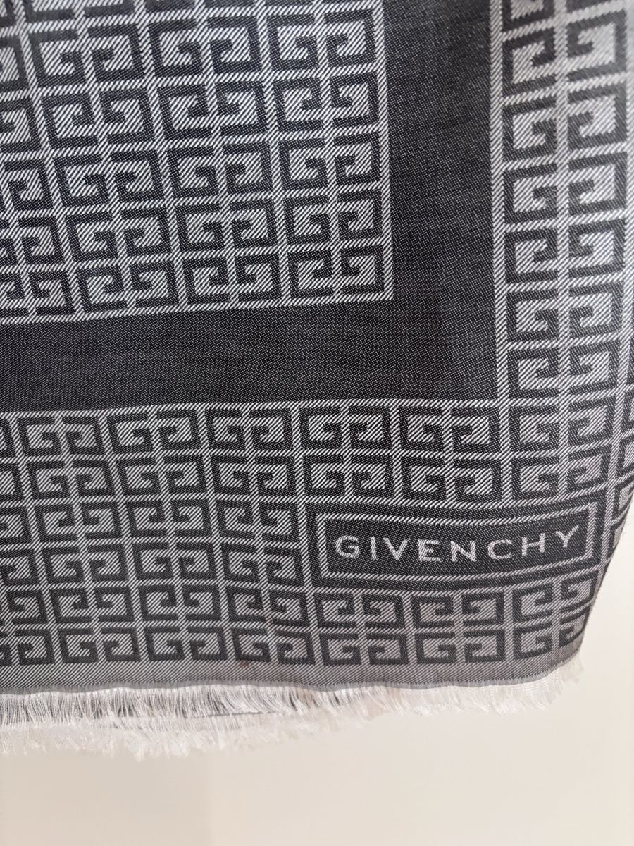 Givenchy Foulard & Sciarpe: Givenchy Autumn Scarf: Grey Designer Scarf – Nuovo (secondo la descrizione) da Zürich venduto da Grothschild 2