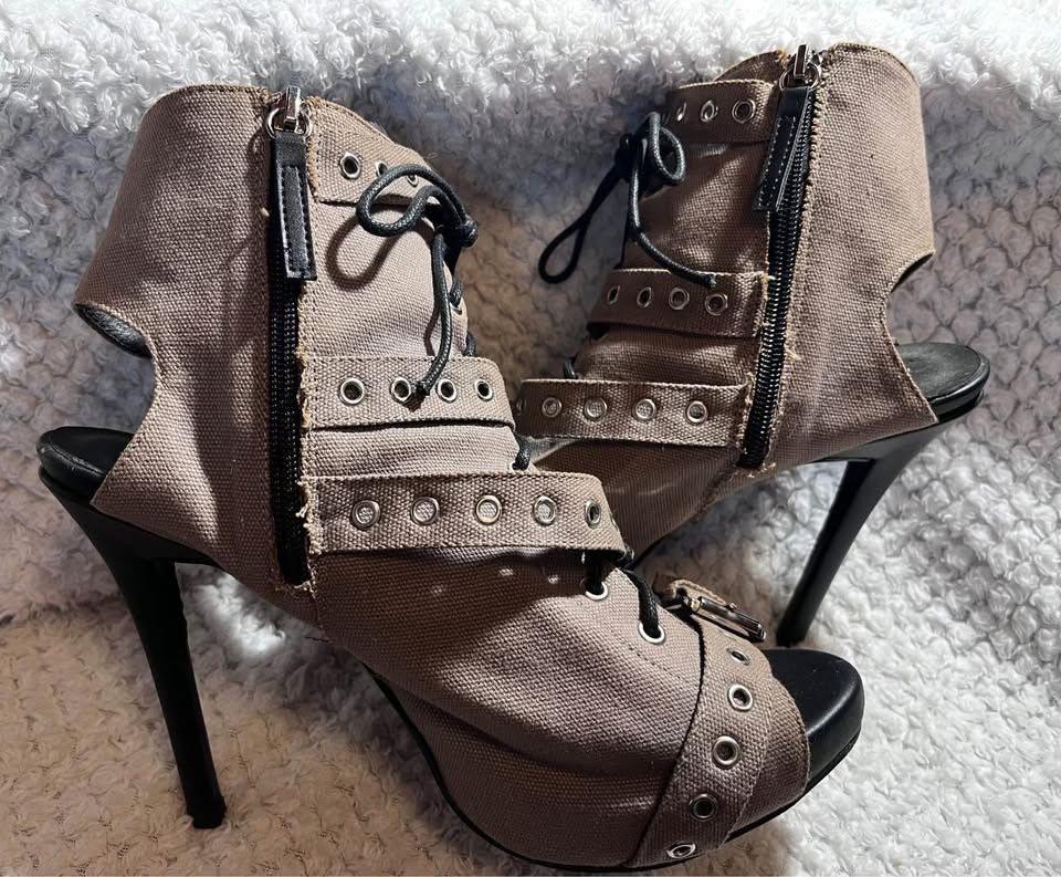 Scarpe da donna: High Heels im Army Look – Usato da Flüelen venduto da Raubkatze-Achilles