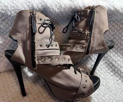 High Heels im Army Look