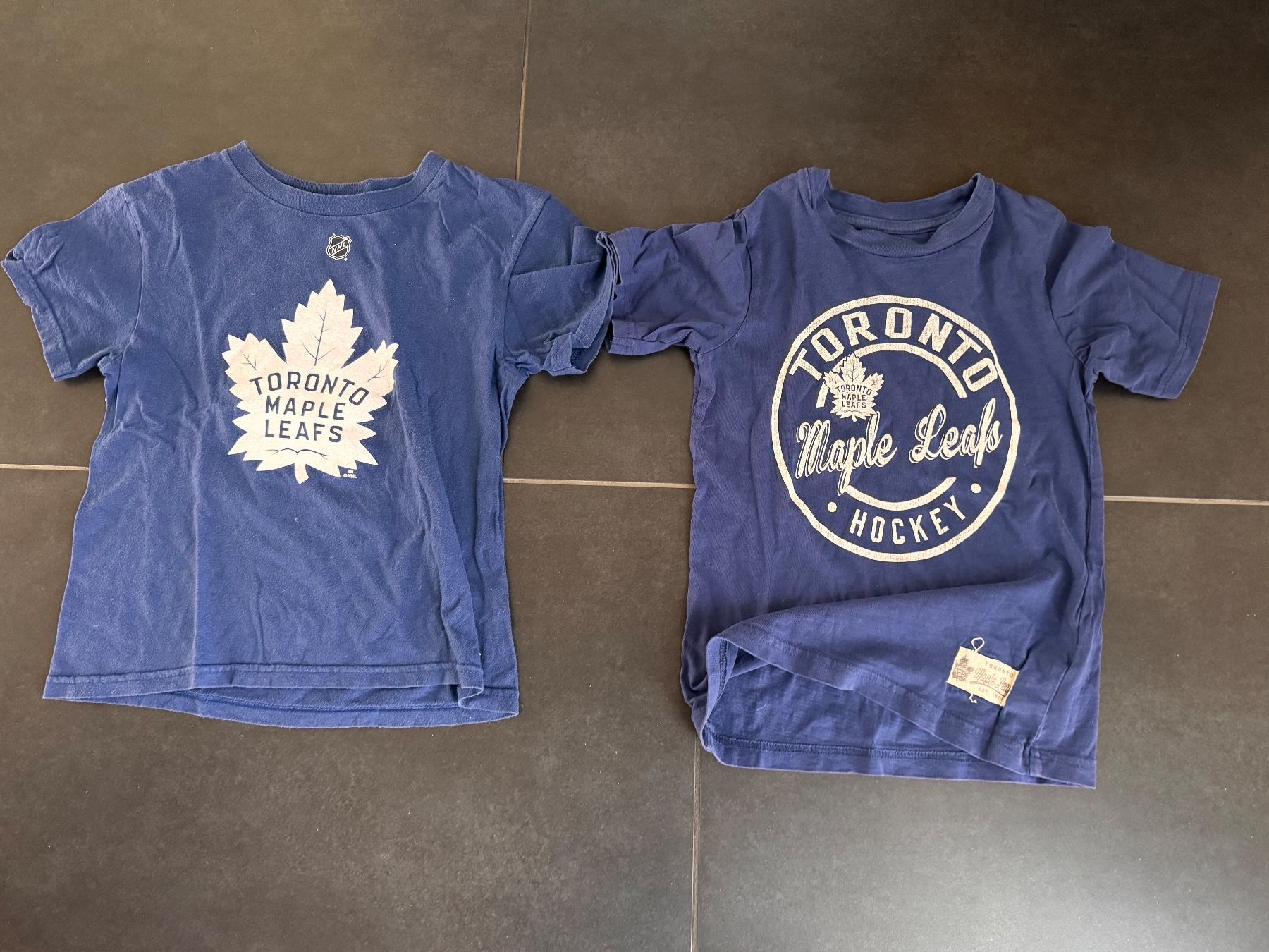 T-Shirts: Kinder T-Shirts Toronto Maple Leafs 2 Stk. – Gebraucht aus Wängi von tottii1977