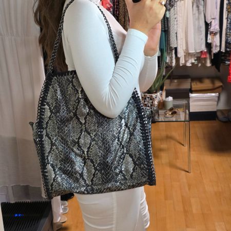 Große Tasche mit Schlangenprint & Metallkette