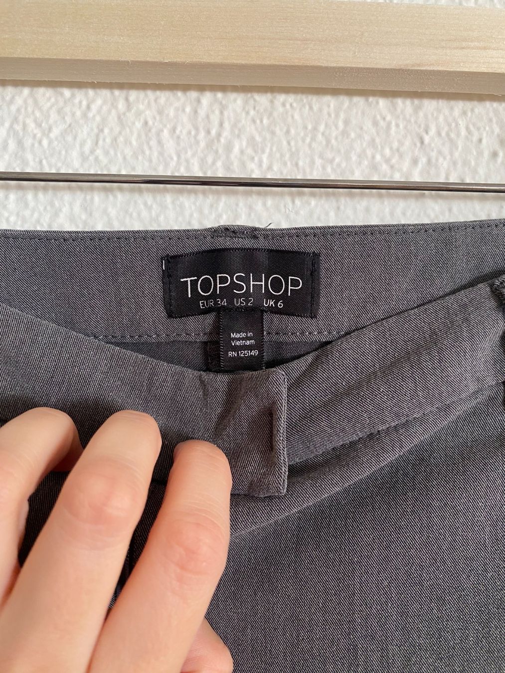 Topshop Pantaloni: Graue Anzugshose von Topshop – Usato da Luzern venduto da champagnelaury 2