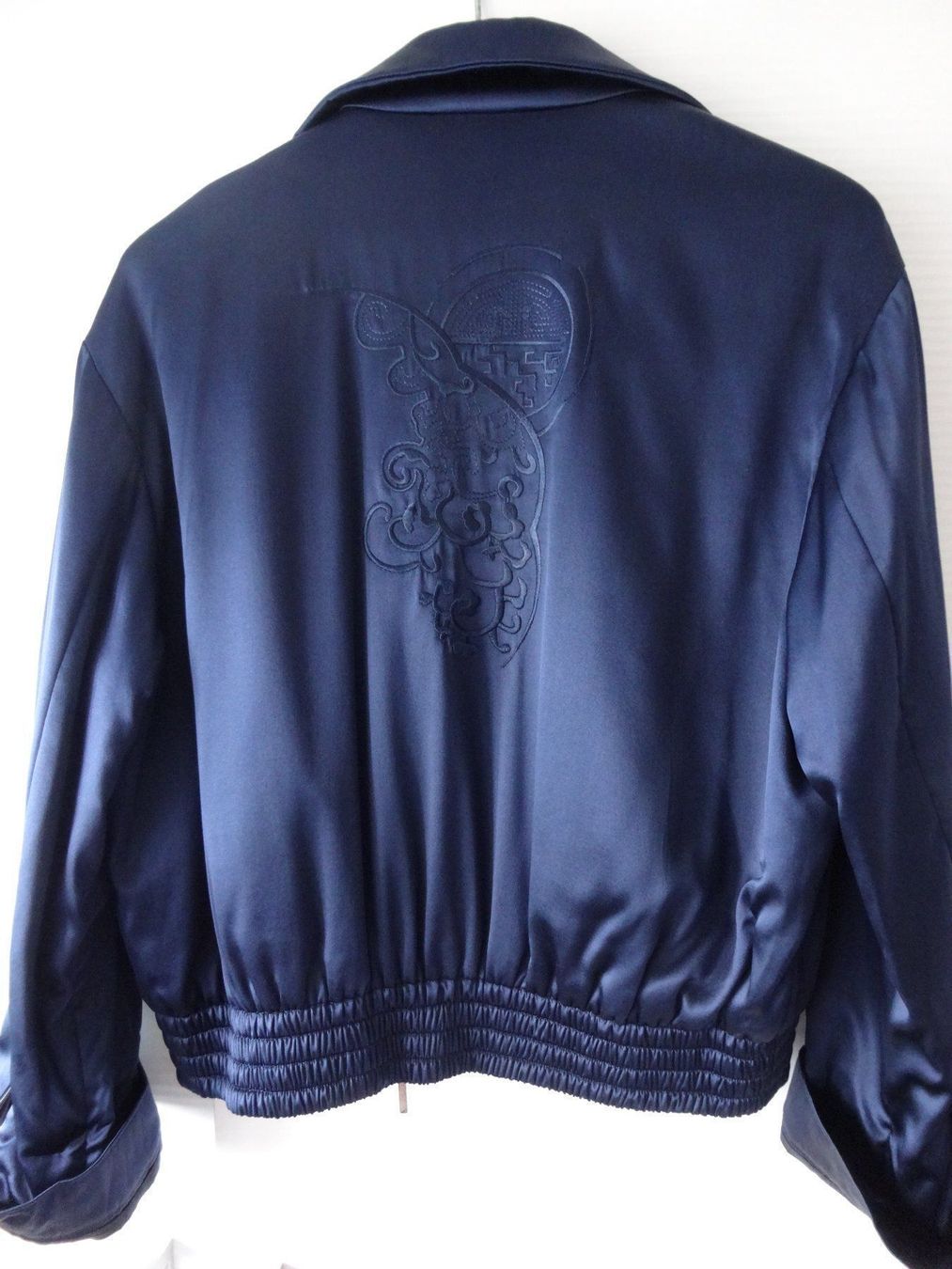 Escada Giacche: BLUE SATIN BOMBER JACKET LAUREL ESCADA Royalblue – Usato da Oberwil b. Zug venduto da JICKY-1889 1