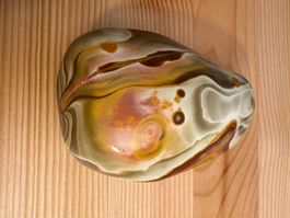 Polychromer Jaspis-Stein geschliffen tolle Farbenkombination