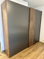 Kleiderschrank mit Schiebetüren