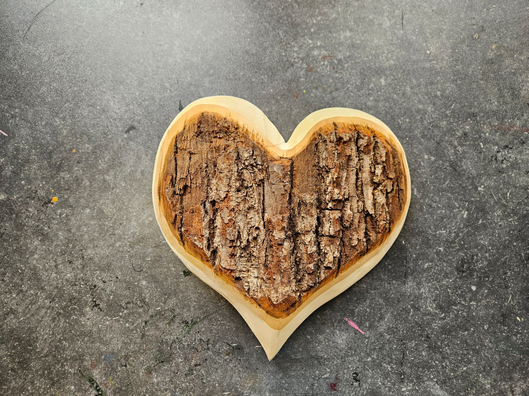 Tutte le decorazioni: Linden Holz Dekoherzen mit Rinde – Nuovo (secondo la descrizione) da Schangnau venduto da Egliholzbildhauerei 1