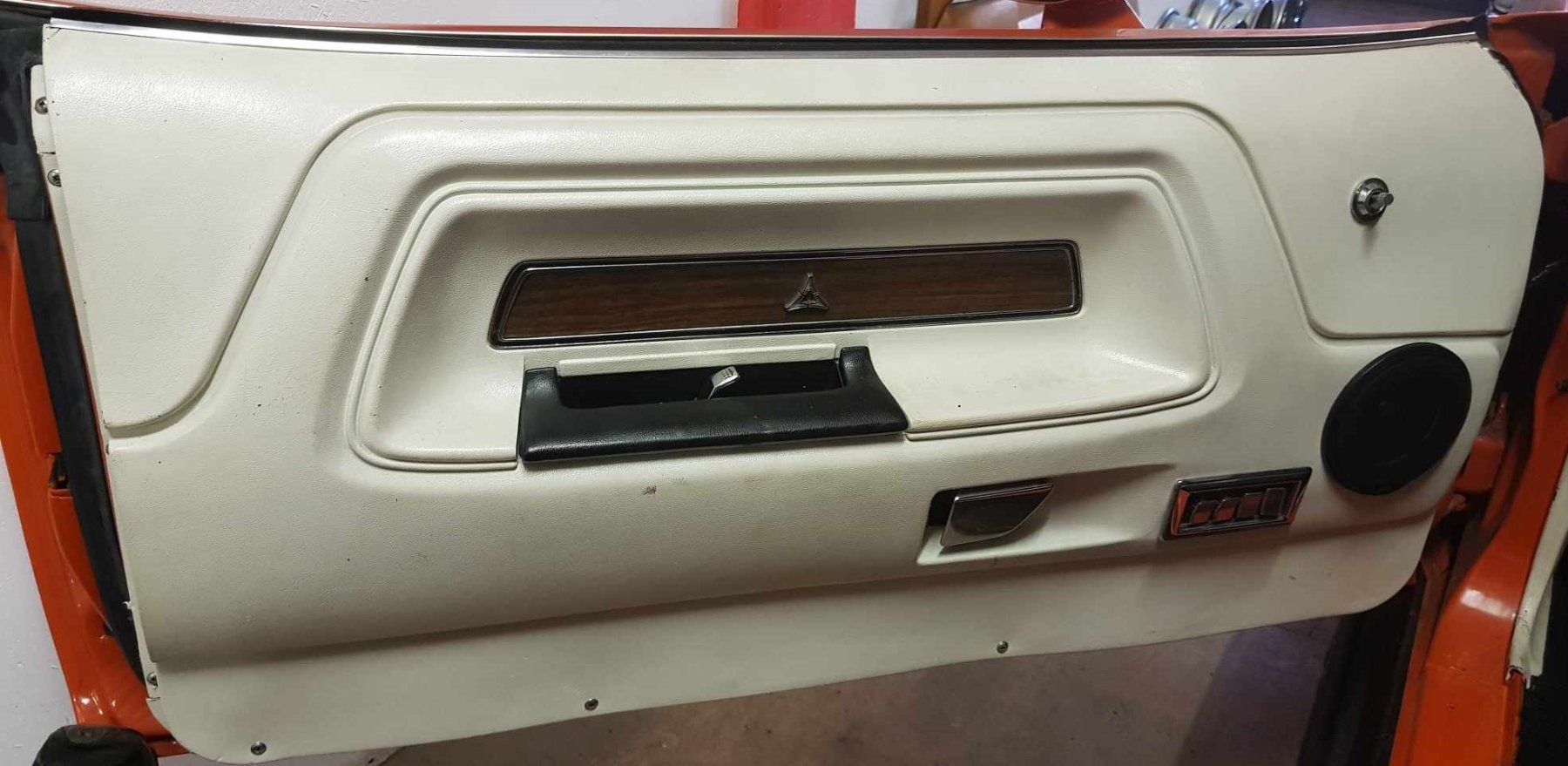 Dodge Tutti pezzi di ricambio auto: Dodge Challenger Interieur – Usato da Niedergösgen venduto da usc_8qc6 8