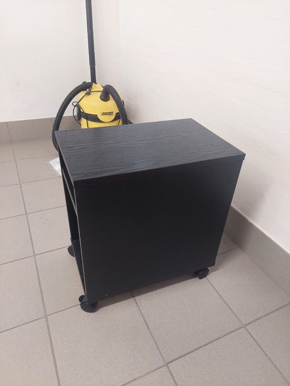 Ikea Comodini: Ikea Oltedal Nachttisch Schwarz mit Rädern – Usato da Winterthur venduto da ale_t766 2