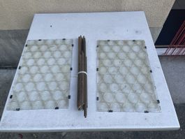 2 Glastüren mit Strukturmuster und Holzrahmen
