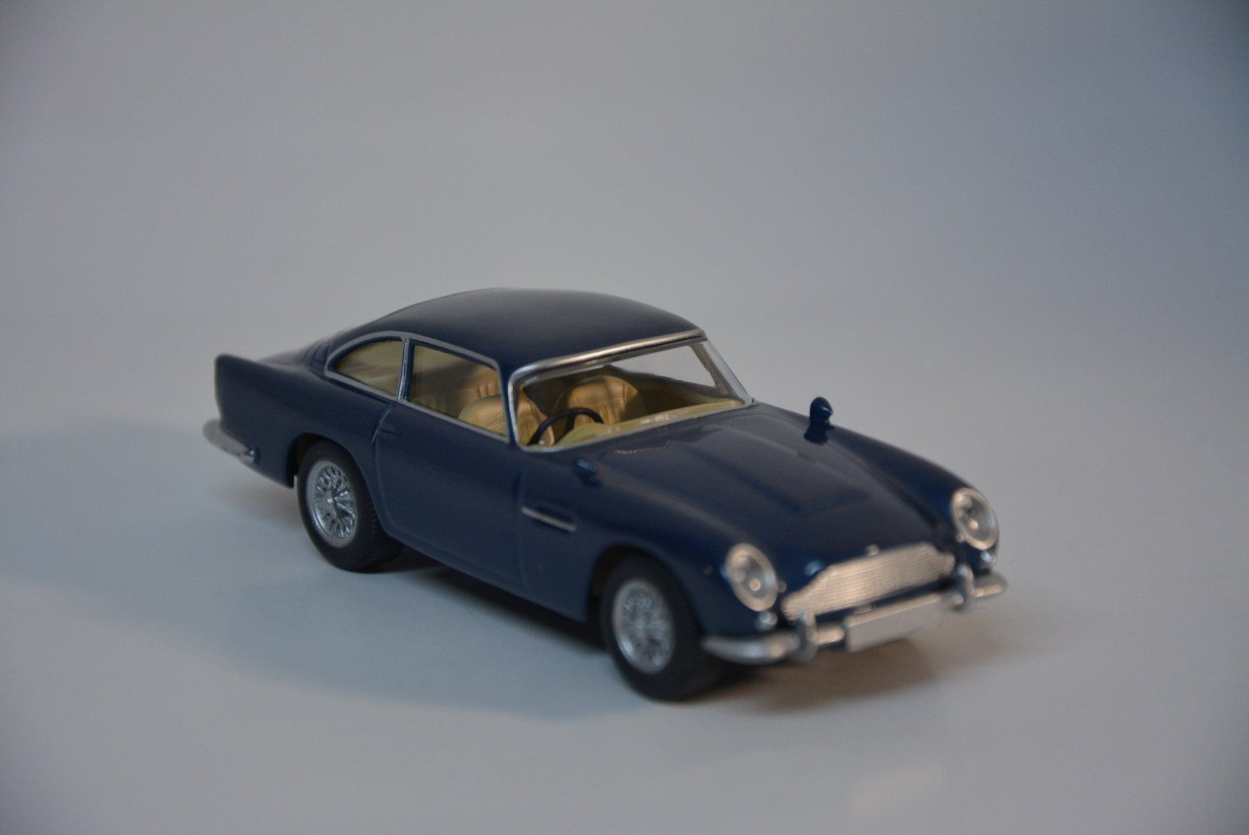 Aston Martin Modellini d'auto: Aston Martin DB5 Coupe 1963 , Norev , 1:43 – Nuovo e nell'imballaggio originale da Goldach venduto da Feivel9 3