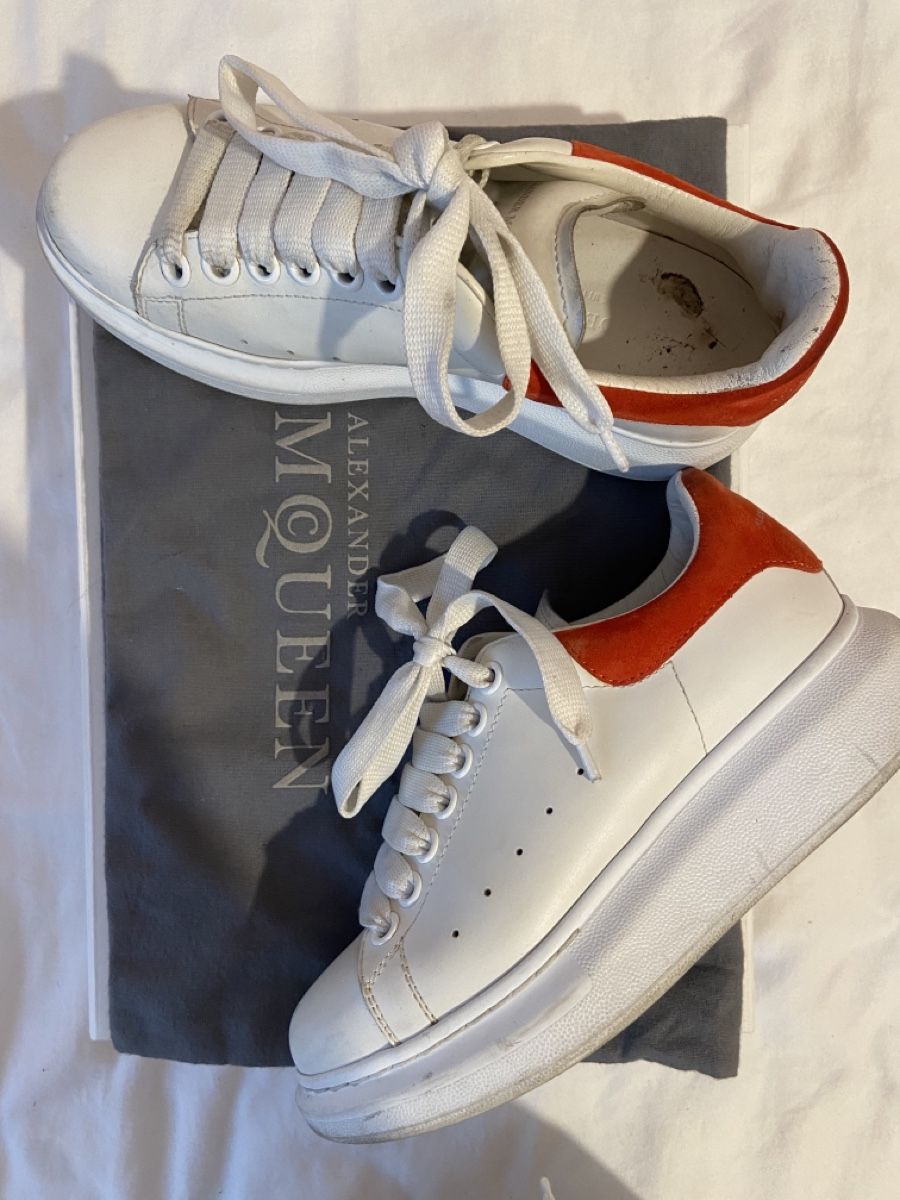 Alexander Mcqueen Damenschuhe: Baskets Alexander McQueen blanches et rouges à moitié prix ! – Gebraucht aus Chêne-Bougeries von sor_9rzp