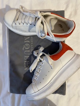 Baskets Alexander McQueen blanches et rouges à moitié prix !