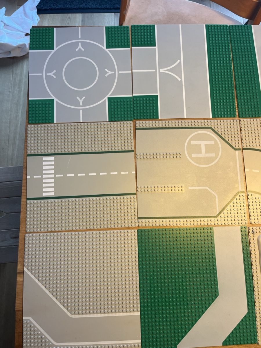 Lego Kit di costruzioni: 9 Legocity Strassen und Gebirgsplatten – Usato da Klosters venduto da Exkursion 1
