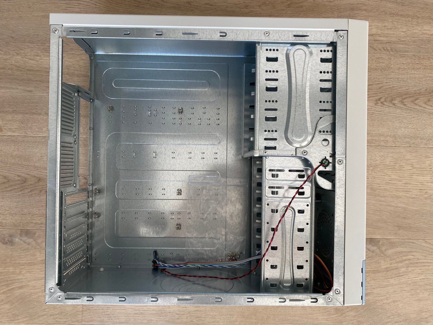 Custodie: Retro PC Sleeper Gehäuse ATX NOS Beige Hellblau mit 300W PSU – Nuovo (secondo la descrizione) da Wetzikon ZH venduto da BackToRetro 1