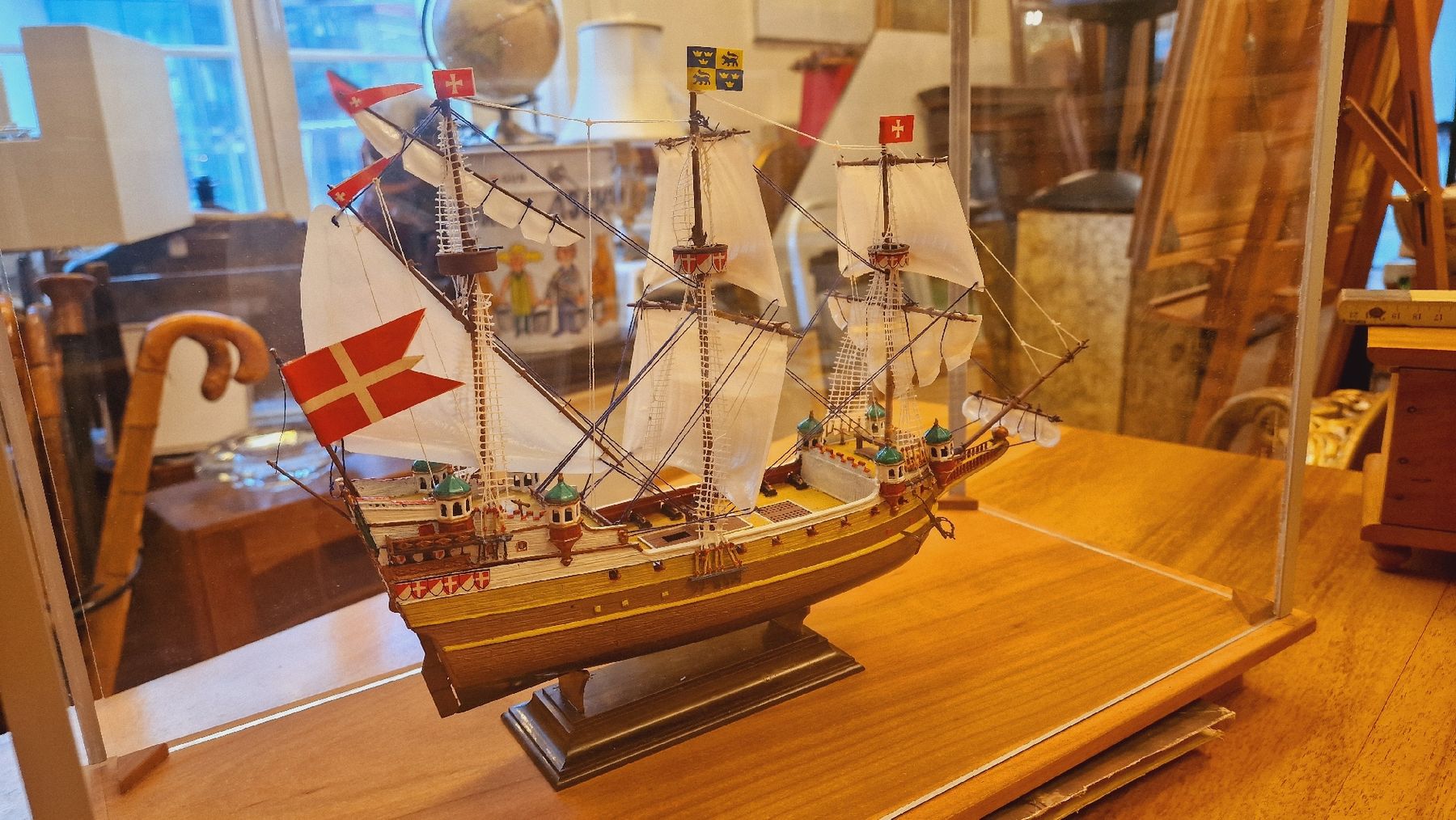 Kit di modellismo & Modellini statici: Schönes Modellschiff "Corona 1450" mit Vitrine – Usato da BERN venduto da Intarsia 4