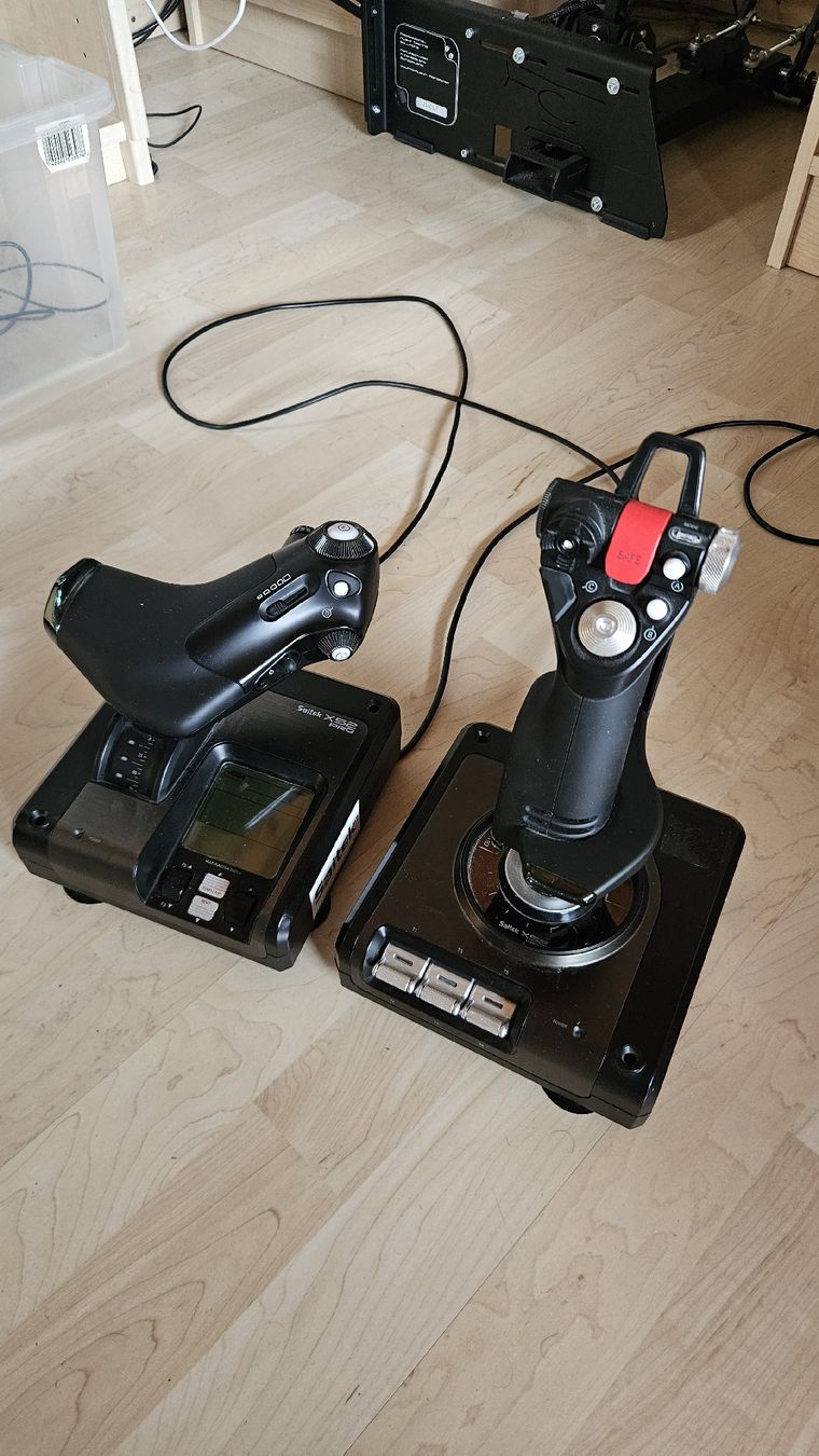 Saitek Manettes: Joystick Saitek X52 Pro – D'occasion à Rennaz par LorianWeber