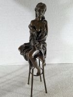 Bronze  Dame auf Stuhl ein Apfel in der Hand